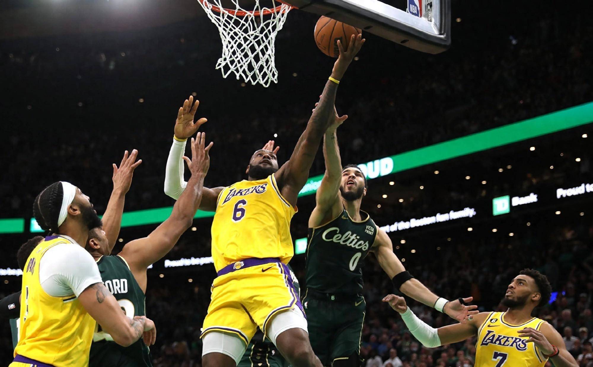 塔图姆重返赛场，险胜首场状态出色，中国队观众沸腾！